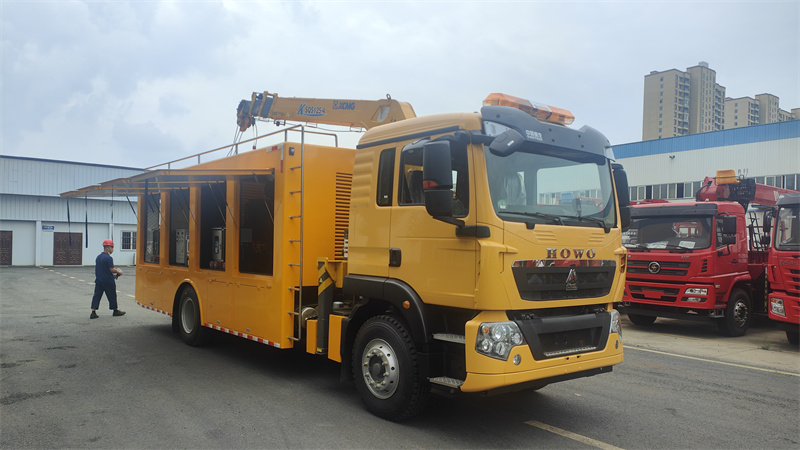 重汽豪沃排水車(chē)救險(xiǎn)車(chē)帶吊